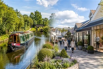 Trentham & Georgie’s Canal Cruise: Shop and Sail